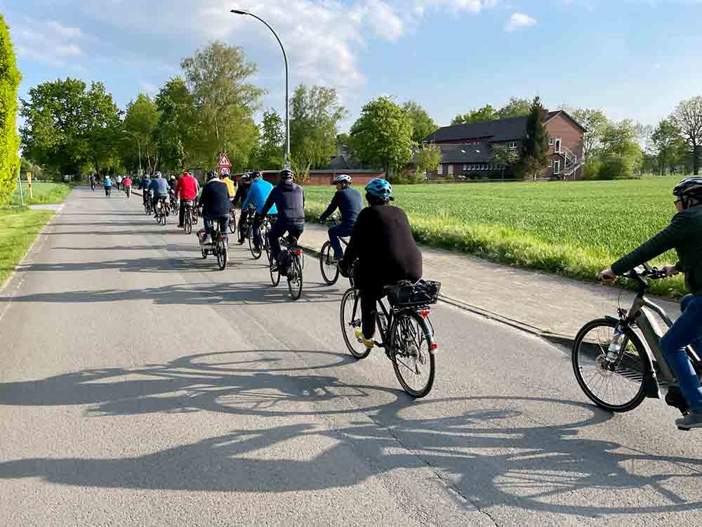 Kreis Gütersloh, »Tour de Rietberg« erlaubt ungewohnte Einblicke, Radtour mit dem Bürgermeister zum Thema Heizen, Wildbratwurst Kreis Gütersloh, »Tour de Rietberg« erlaubt ungewohnte Einblicke, Radtour mit dem Bürgermeister zum Thema Heizen, Wildbratwurst