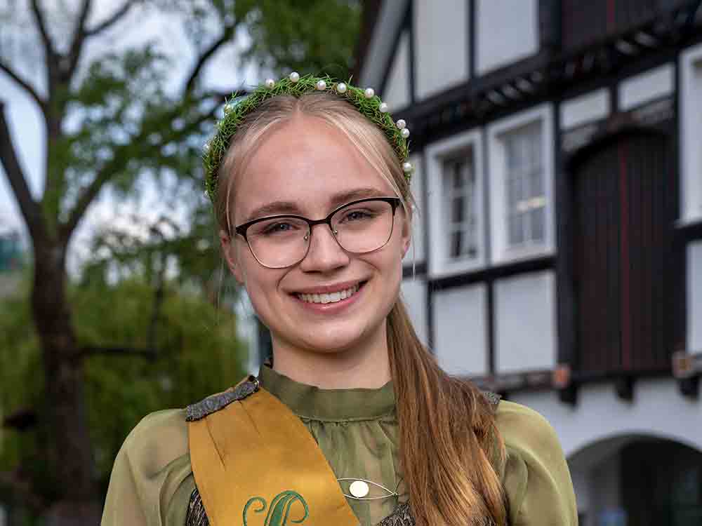 Soest, Adel verpflichtet, Delia Mantau ist die neue Soester Bördekönigin und die erste Repräsentantin »In 2. Generation« Soest, Adel verpflichtet, Delia Mantau ist die neue Soester Bördekönigin und die erste Repräsentantin »In 2. Generation«