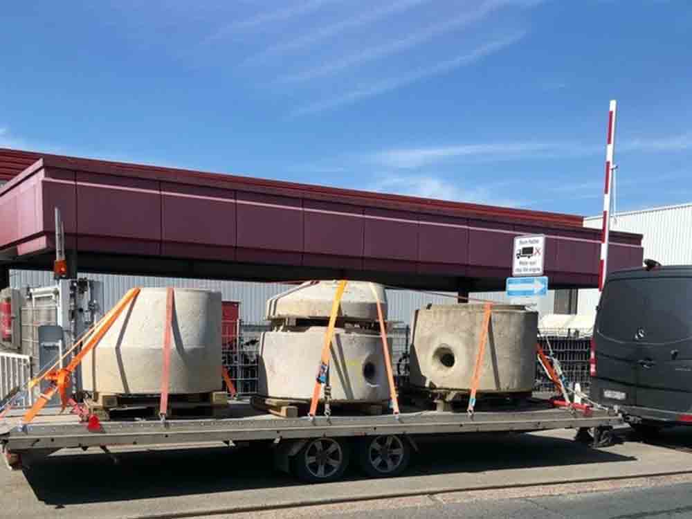 Polizei Bielefeld, deutlich überladen, Betonteile zu schwer für Anhänger und Transporter Polizei Bielefeld, deutlich überladen, Betonteile zu schwer für Anhänger und Transporter