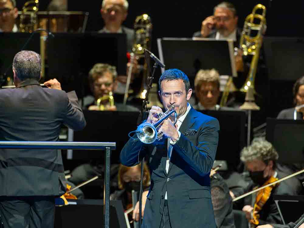 10. Operngala Bonn, Rekorderlös von 295.000 Euro, Johannes B. Kerner moderierte die Operngala Bonn als Zeichen der Solidarität für Frieden, Freiheit und Selbstbestimmung 10. Operngala Bonn, Rekorderlös von 295.000 Euro, Johannes B. Kerner moderierte die Operngala Bonn als Zeichen der Solidarität für Frieden, Freiheit und Selbstbestimmung