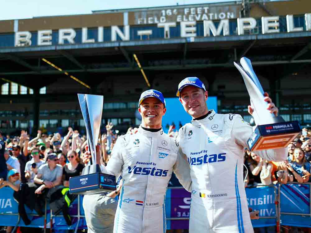 Heimsieg und Doppelpodium für das Mercedes EQ Formel E Team in Berlin: Nyck de Vries gewinnt, Stoffel Vandoorne fährt auf P 3 Heimsieg und Doppelpodium für das Mercedes EQ Formel E Team in Berlin: Nyck de Vries gewinnt, Stoffel Vandoorne fährt auf P 3