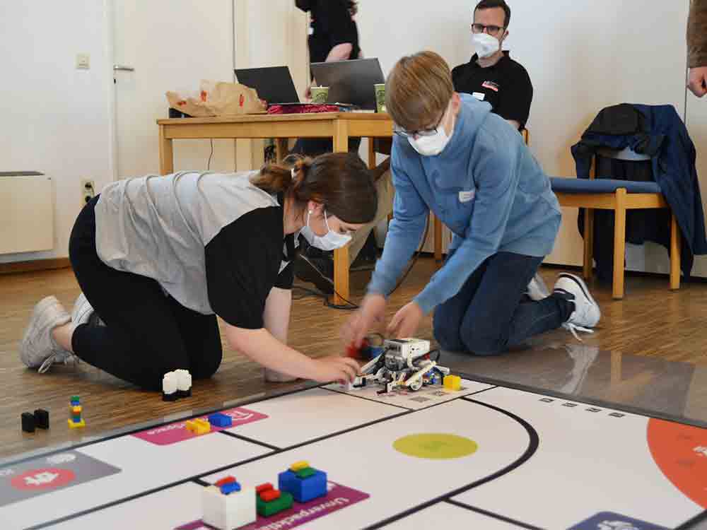 Roboter im Lauf gegen die Zeit, Teams aus dem Kreis Gütersloh überzeugen beim ZDI Robotik Wettbewerb in Halle Roboter im Lauf gegen die Zeit, Teams aus dem Kreis Gütersloh überzeugen beim ZDI Robotik Wettbewerb in Halle