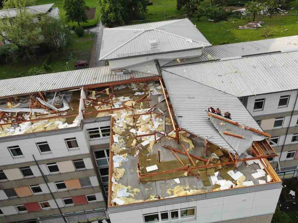 Klinikgebäude durch Tornado abgedeckt, LWL Klinik Lippstadt, massive Schäden an Häusern und Gelände, Aufräumarbeiten dauern noch lange an Klinikgebäude durch Tornado abgedeckt, LWL Klinik Lippstadt, massive Schäden an Häusern und Gelände, Aufräumarbeiten dauern noch lange an