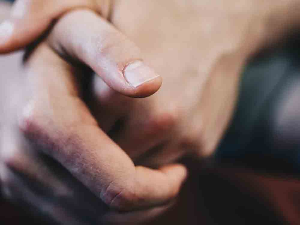 Deutsche Haut und Allergiehilfe, Handekzeme auch bei Jugendlichen verbreitet, bei Veranlagung Berufswunsch überdenken