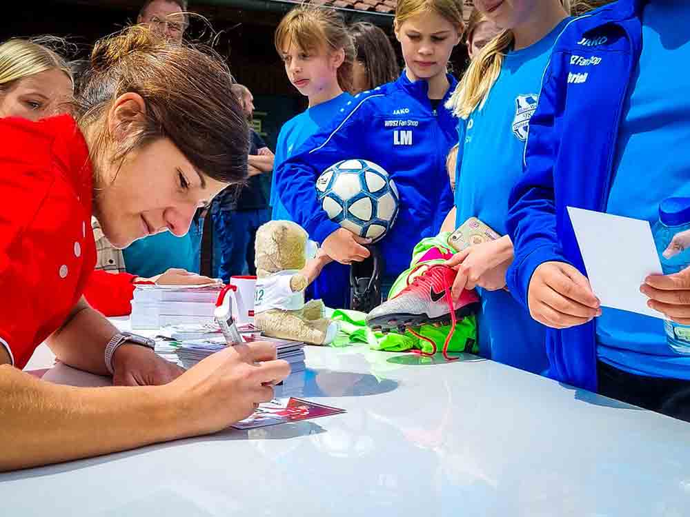 Gütersloh, Fußball, Autogrammstunde am Tag des Mädchenfußballs, Marina Hermes und Celina Baum bringen Kinderaugen zum Leuchten Gütersloh, Fußball, Autogrammstunde am Tag des Mädchenfußballs, Marina Hermes und Celina Baum bringen Kinderaugen zum Leuchten
