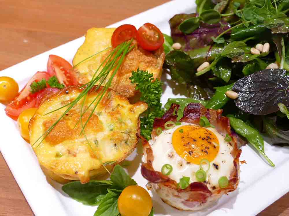 Rezepte für Gütersloh, Eierküchlein und Ei im Specknest aus der Muffin Form, Marktmeisterin Elke Sudbrock, Rietberg Rezepte für Gütersloh, Eierküchlein und Ei im Specknest aus der Muffin Form, Marktmeisterin Elke Sudbrock, Rietberg