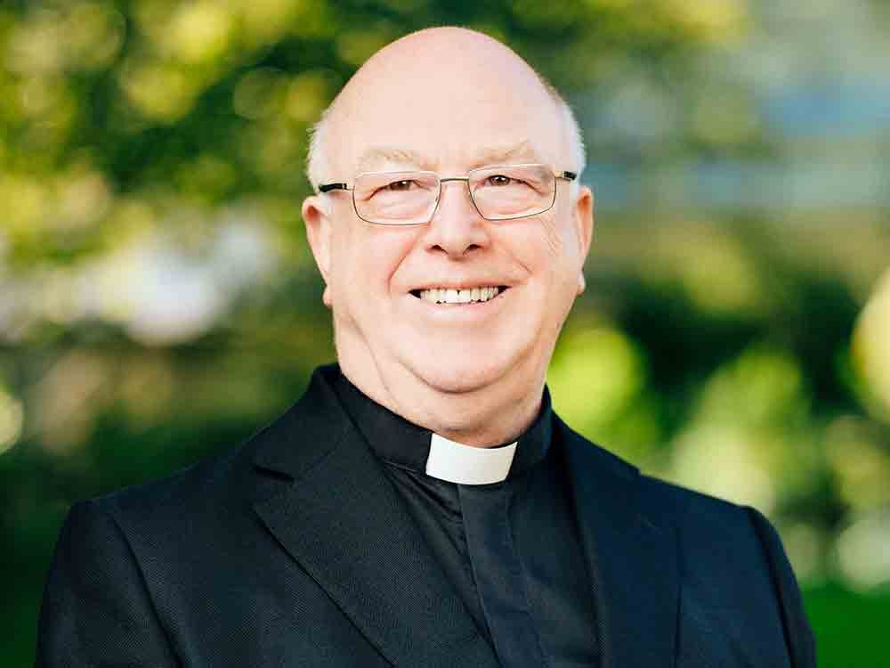 Wenn hervorragende Prüfungsleistungen nachhaltig grünen, Erzbischof Becker verschenkt Bäume an Abiturienten im Fach Katholische Religionslehre Wenn hervorragende Prüfungsleistungen nachhaltig grünen, Erzbischof Becker verschenkt Bäume an Abiturienten im Fach Katholische Religionslehre