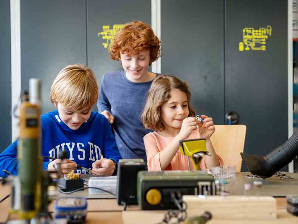 Kreis Gütersloh, 18 MINT Angebote für die Sommerferien 2022, abwechslungsreiche Angebote rund ums Programmieren, Biologie, Handwerk und mehr