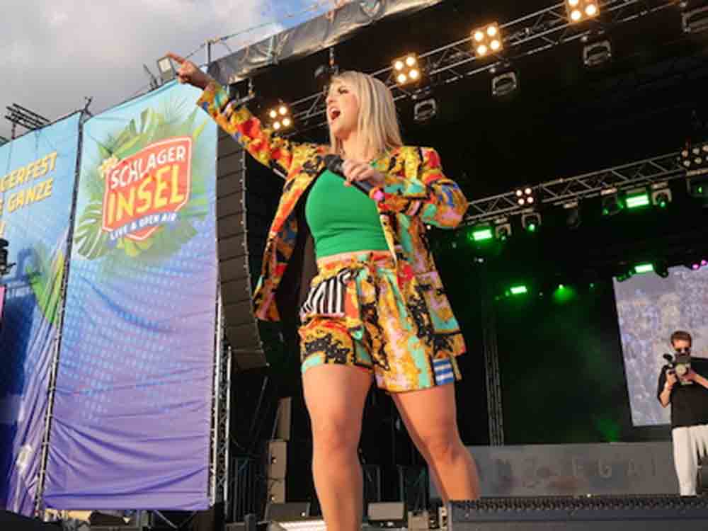 »Schlagerinsel« in Hildesheim, mit Schlagerstars wie Michelle, Beatrice Egli, Thomas Anders, Anna-Maria Zimmermann aus Gütersloh, 3. Juli 2022 »Schlagerinsel« in Hildesheim, mit Schlagerstars wie Michelle, Beatrice Egli, Thomas Anders, Anna-Maria Zimmermann aus Gütersloh, 3. Juli 2022