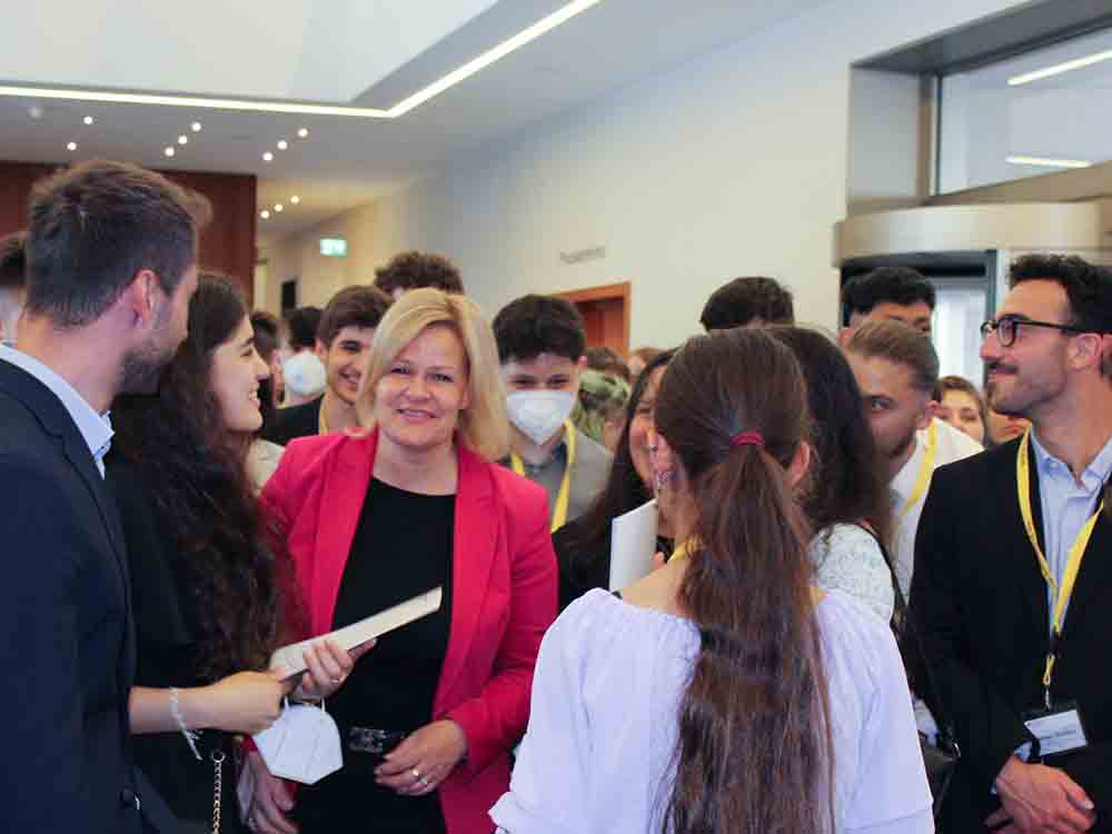 Bundesinnenministerin Nancy Faeser überreicht mehr als 150 Jugendlichen des Demokratieprojekts »Die Verfassungsschüler« im BMI Teilnahmeurkunde Bundesinnenministerin Nancy Faeser überreicht mehr als 150 Jugendlichen des Demokratieprojekts »Die Verfassungsschüler« im BMI Teilnahmeurkunde