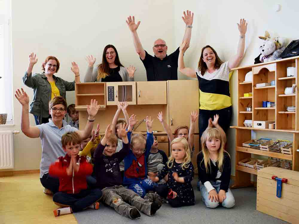Neue Spielküche für Kita »Rappelkiste«, LWL Maßregelvollzugsklinik Schloss Haldem übergibt Holzprojekt