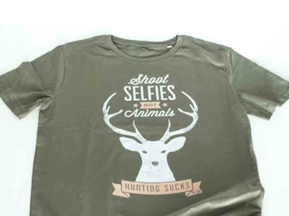 Peta schenkt Hendrik Wüst »Shoot Selfies, Not Animals« T Shirt und fordert Verbot von Fuchsjagd von NRW Ministerpräsidenten Peta schenkt Hendrik Wüst »Shoot Selfies, Not Animals« T Shirt und fordert Verbot von Fuchsjagd von NRW Ministerpräsidenten