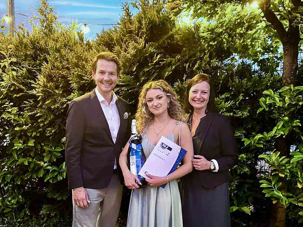 Mit einem Lächeln zum Sieg, die besten Hotelfachfrauen kommen aus der Hotel Residence Klosterpforte in Marienfeld Mit einem Lächeln zum Sieg, die besten Hotelfachfrauen kommen aus der Hotel Residence Klosterpforte in Marienfeld