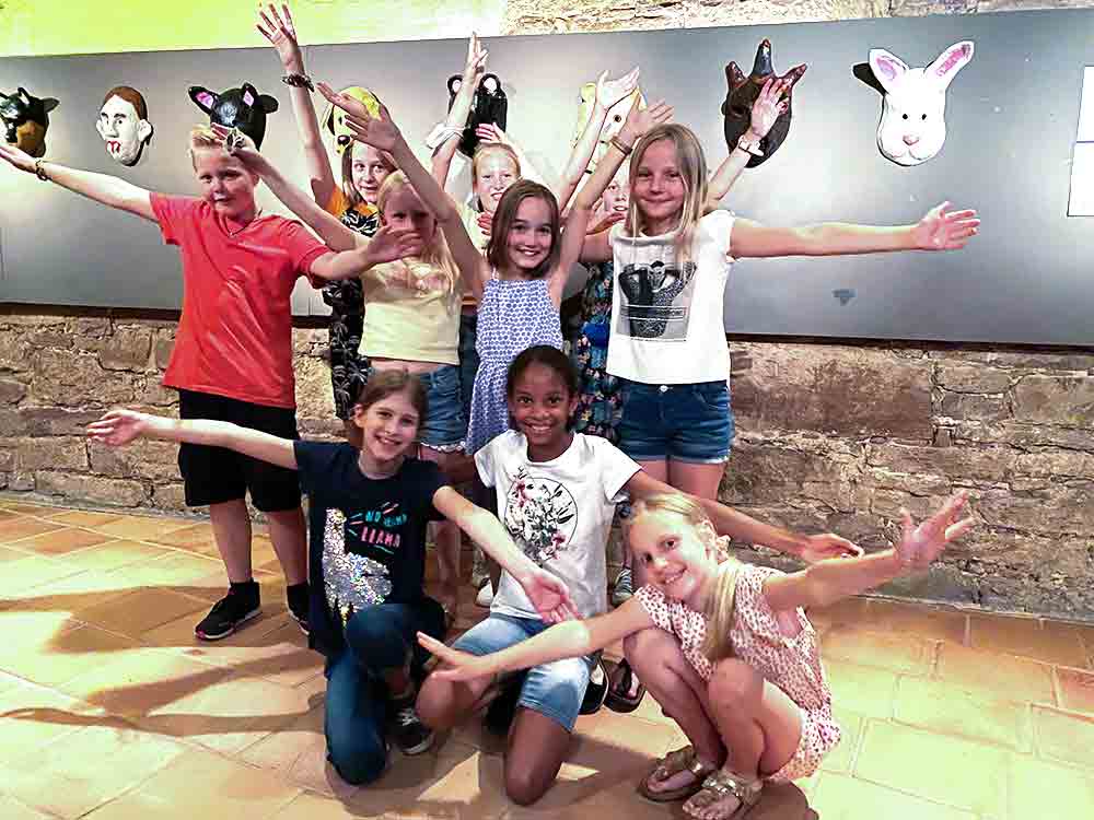 Lustige Masken der Grundschule am Schloss ab sofort im Weserrenaissance Museum Schloss Brake zu sehen Lustige Masken der Grundschule am Schloss ab sofort im Weserrenaissance Museum Schloss Brake zu sehen