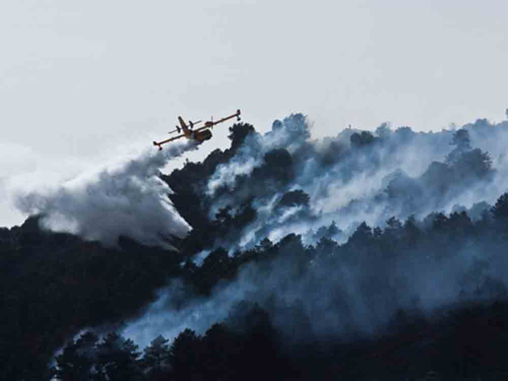 Waldbrand am Urlaubsort, Verbraucherzentrale NRW erklärt, wann Reisende von gebuchten Reisen zurücktreten können Waldbrand am Urlaubsort, Verbraucherzentrale NRW erklärt, wann Reisende von gebuchten Reisen zurücktreten können