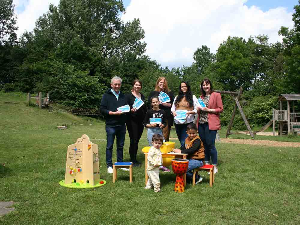 Gütersloh, Gratis Freibadspaß für 50 Kinder und Jugendliche,
Bauverein Gütersloh spendet Tageskarten und Spielgeräte an das Bürgerzentrum Lukas Gütersloh, Gratis Freibadspaß für 50 Kinder und Jugendliche,
Bauverein Gütersloh spendet Tageskarten und Spielgeräte an das Bürgerzentrum Lukas