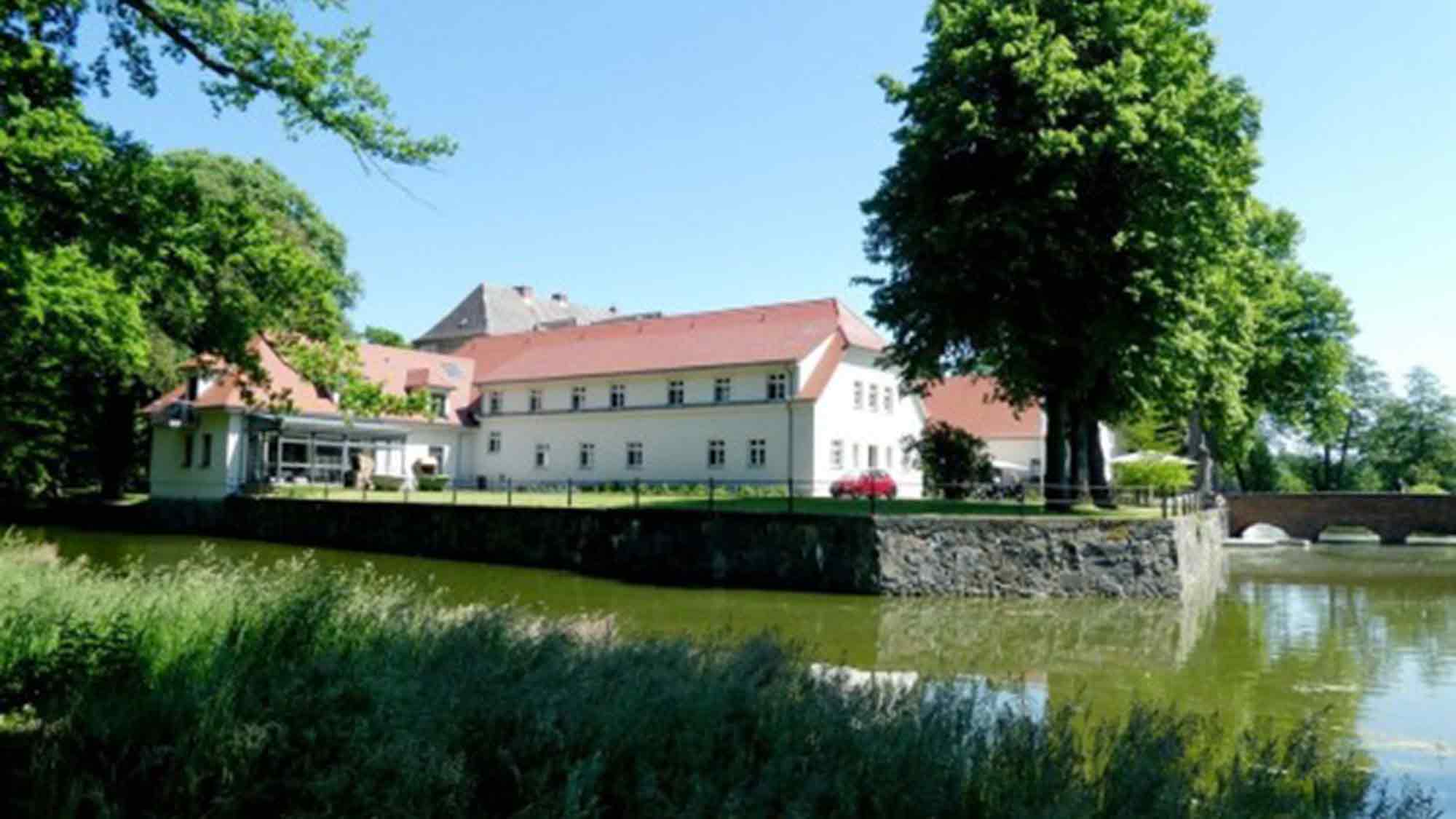 Wasserschloss Mellenthin, ein Usedomer Schloss mit Brauerei, Destillerie, Kaffeerösterei und Shop