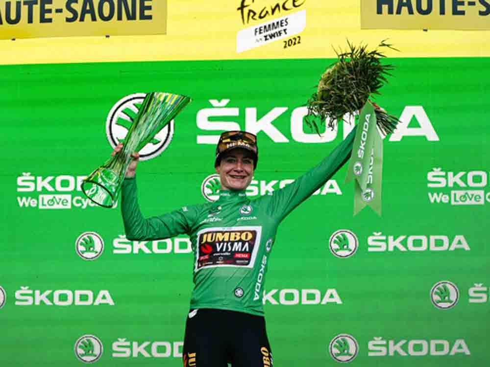 Marianne Vos erhält grüne Kristallglas Trophäe von Škoda Auto bei der Tour de France Femmes avec Zwift Marianne Vos erhält grüne Kristallglas Trophäe von Škoda Auto bei der Tour de France Femmes avec Zwift