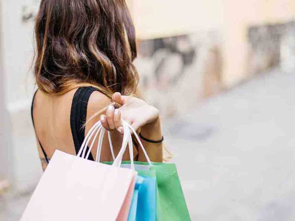 Gütersloh, Heimat shoppen 2022, Plakate, Aufkleber, Mitarbeiter Pins und Fruchtgummis, 9. und 10. September 2022 Gütersloh, Heimat shoppen 2022, Plakate, Aufkleber, Mitarbeiter Pins und Fruchtgummis, 9. und 10. September 2022