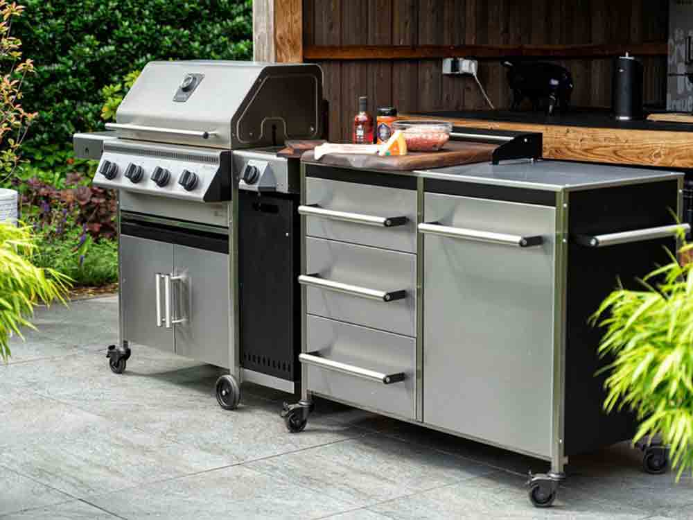 Gütersloh, mehr Platz am Grill, robuste Grilltische aus Edelstahl erweitern die Zubereitungsflächen und Ablageflächen Gütersloh, mehr Platz am Grill, robuste Grilltische aus Edelstahl erweitern die Zubereitungsflächen und Ablageflächen
