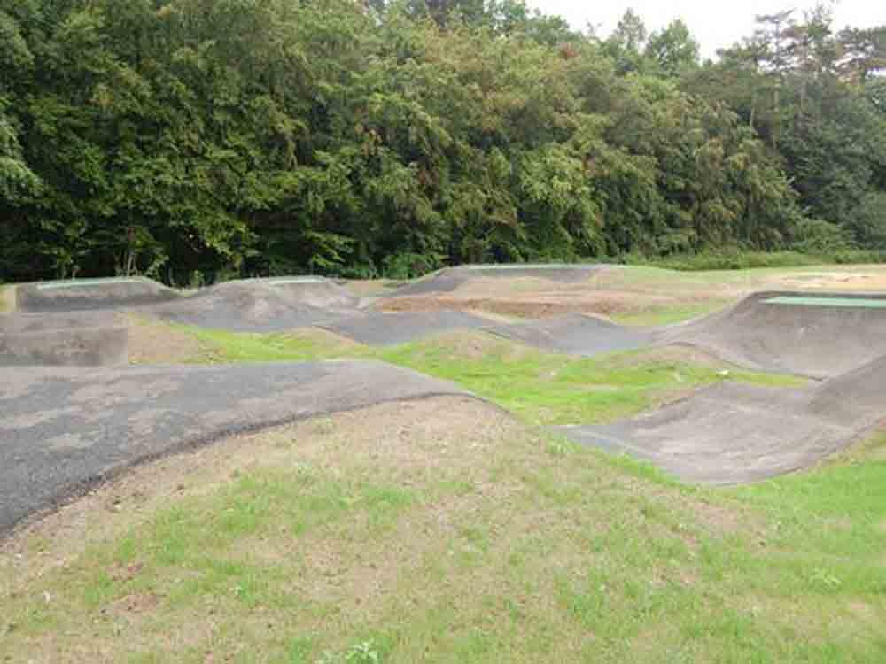 Neue Attraktion für Kinder und Jugendliche in Herzebrock Clarholz, offizielle Eröffnung der Pumptrack Anlage am 21. August 2022 Neue Attraktion für Kinder und Jugendliche in Herzebrock Clarholz, offizielle Eröffnung der Pumptrack Anlage am 21. August 2022