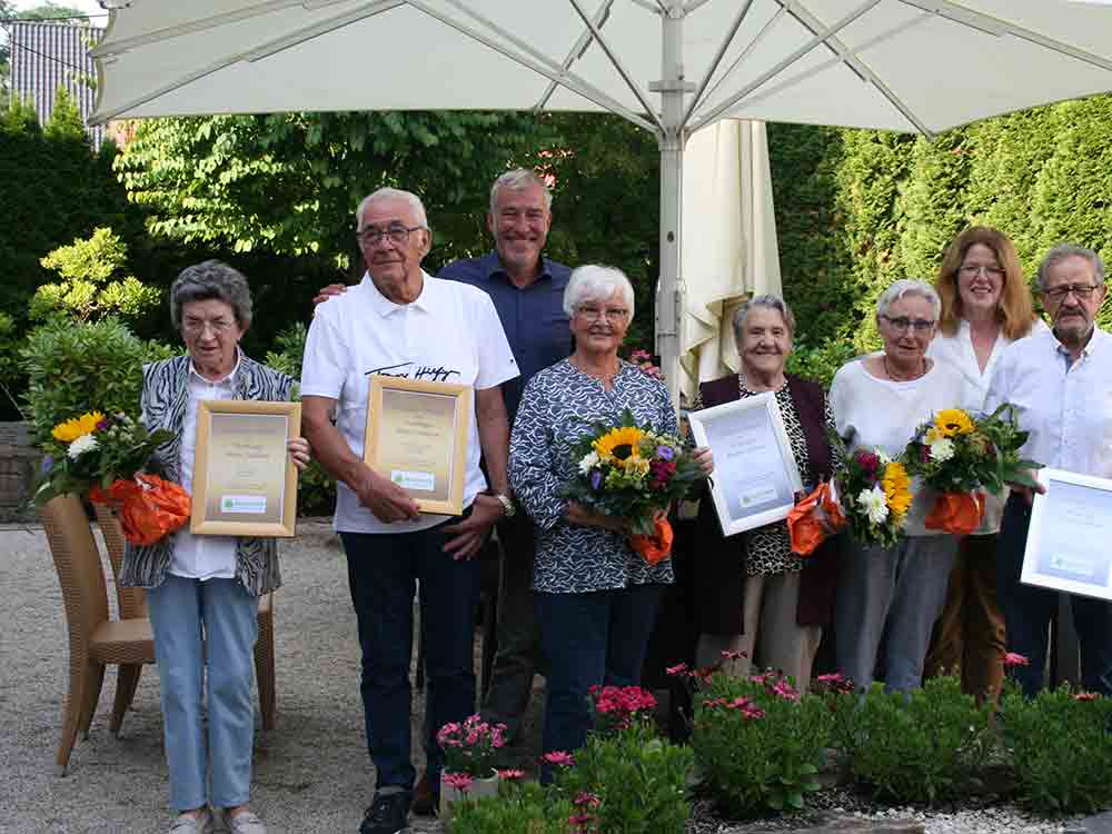 Bauverein Gütersloh bedankte sich bei seinen Mietjubilaren, 50 Jahre Wohnen beim Bauverein Bauverein Gütersloh bedankte sich bei seinen Mietjubilaren, 50 Jahre Wohnen beim Bauverein