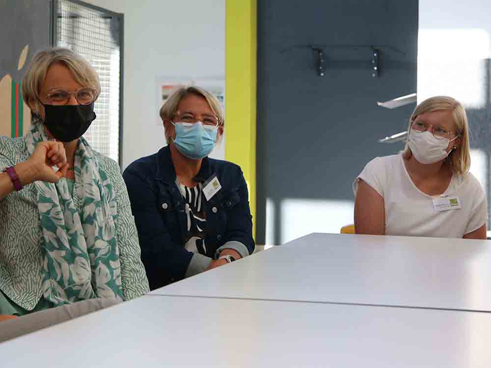 Kreis Gütersloh, Schul und Bildungsministerin Feller zu Besuch, größte Herausforderung sieht Ministerin durch erkrankte Lehrkräfte