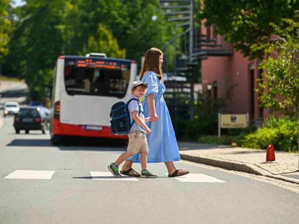 Schulweg, Sicherheit geht vor, Haftungsprivileg für Kinder, Autofahrer müssen aufpassen, Fuß vom Gas Schulweg, Sicherheit geht vor, Haftungsprivileg für Kinder, Autofahrer müssen aufpassen, Fuß vom Gas