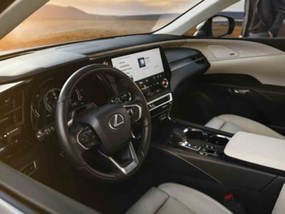 Weniger ist mehr im Lexus RX, klarer übersichtlicher Innenraum im neuen Premium SUV Weniger ist mehr im Lexus RX, klarer übersichtlicher Innenraum im neuen Premium SUV