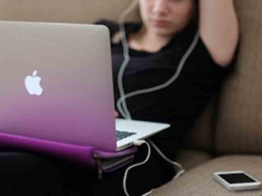 Schlechte Eltern frönen oft Digitalen Medien, Studie sieht Zusammenhang mit negativen Erziehungspraktiken wie Nörgeln und Schreien Schlechte Eltern frönen oft Digitalen Medien, Studie sieht Zusammenhang mit negativen Erziehungspraktiken wie Nörgeln und Schreien