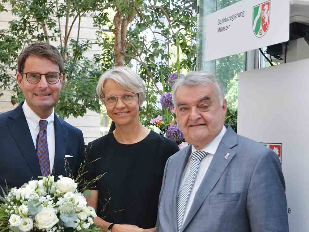 NRW Innenminister Reul verabschiedet Dorothee Feller und führt Andreas Bothe in sein Amt als Regierungspräsident ein NRW Innenminister Reul verabschiedet Dorothee Feller und führt Andreas Bothe in sein Amt als Regierungspräsident ein
