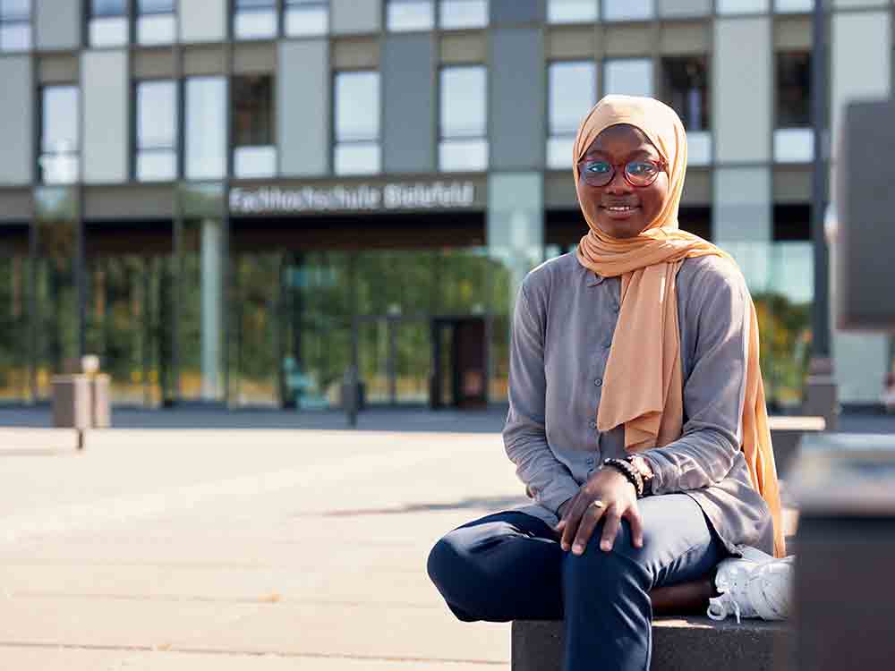 Von Charkiw nach Bielefeld, Hamdiya Alhassan aus Ghana flieht aus der Ukraine und studiert nun an der FH Von Charkiw nach Bielefeld, Hamdiya Alhassan aus Ghana flieht aus der Ukraine und studiert nun an der FH