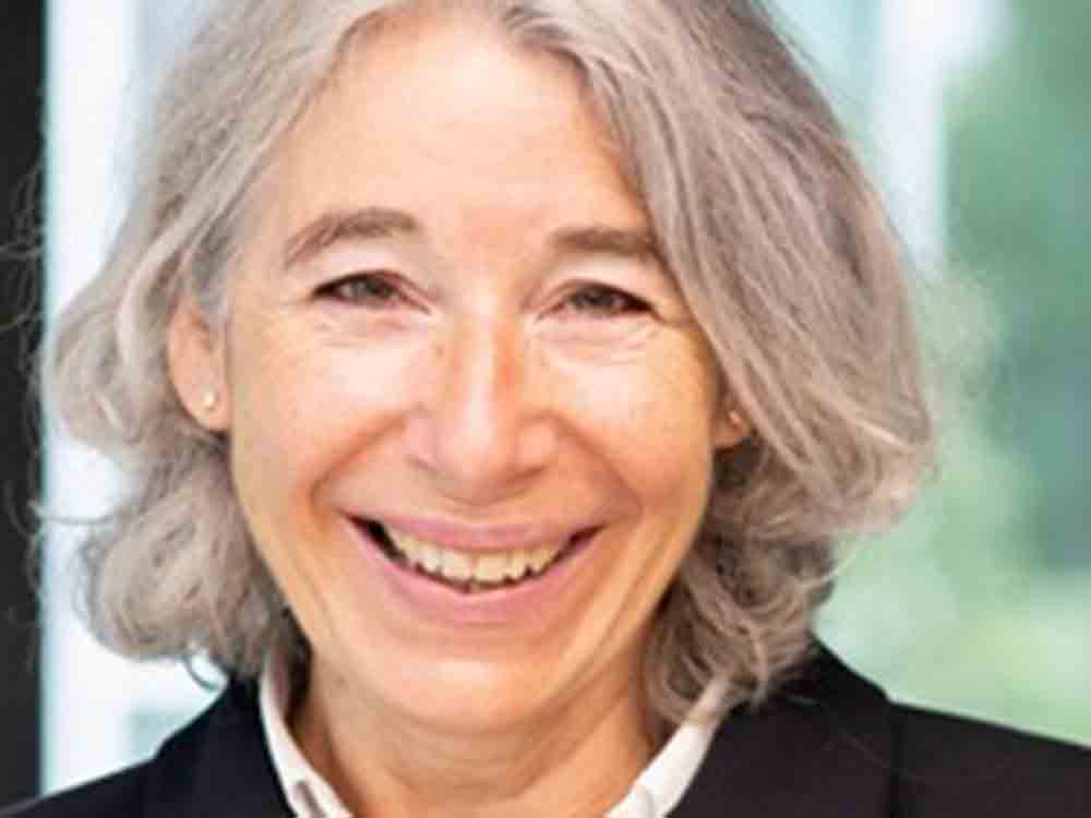 ABDA Präsidentin Gabriele Regina Overwiening im Podcast »Frau Doktor, übernehmen Sie!« über Frauen in Spitzenpositionen in Apothekerverbänden ABDA Präsidentin Gabriele Regina Overwiening im Podcast »Frau Doktor, übernehmen Sie!« über Frauen in Spitzenpositionen in Apothekerverbänden