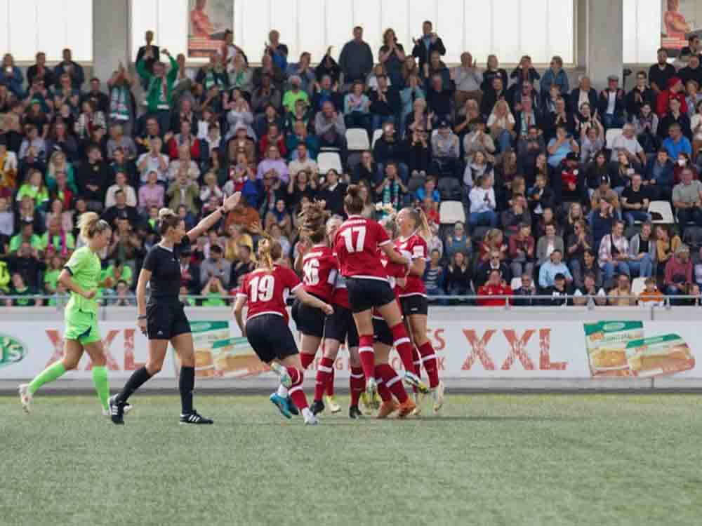 Gütersloh, Fußball, neue Rekordkulisse beim FSV Gütersloh, 2.039 Zuschauer erleben das DFB Pokalspiel gegen Wolfsburg