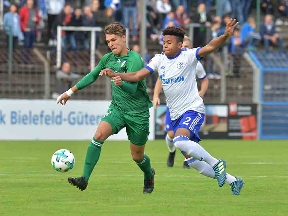 Fußball Gütersloh, Sonderverkauf im Sportzentrum Süd, der FC Schalke 04 sorgt für ein volles Stadion Fußball Gütersloh, Sonderverkauf im Sportzentrum Süd, der FC Schalke 04 sorgt für ein volles Stadion