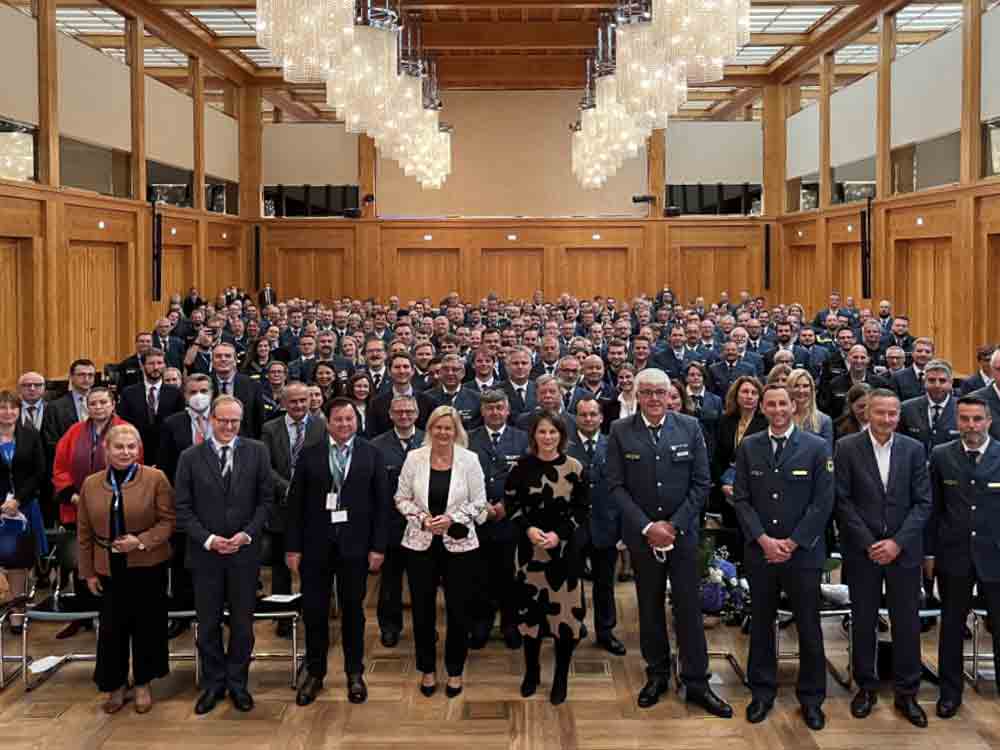 Grenzenloses Engagement, Bundesministerinnen bedanken sich bei THW Ehrenamtlichen für Auslandseinsätze Grenzenloses Engagement, Bundesministerinnen bedanken sich bei THW Ehrenamtlichen für Auslandseinsätze