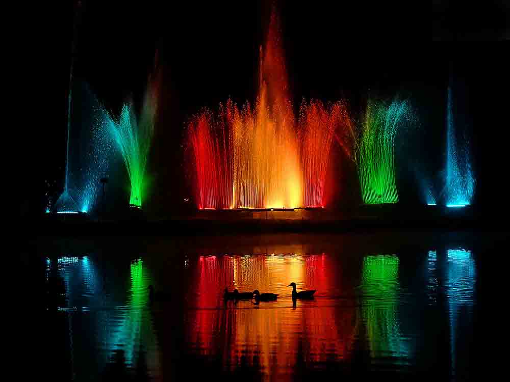 Rietberg, bunte Lichter tanzen zur Musik am Untersee, Wasserorgel mit Illumination im Gartenschaupark, 1. Oktober 2022 Rietberg, bunte Lichter tanzen zur Musik am Untersee, Wasserorgel mit Illumination im Gartenschaupark, 1. Oktober 2022
