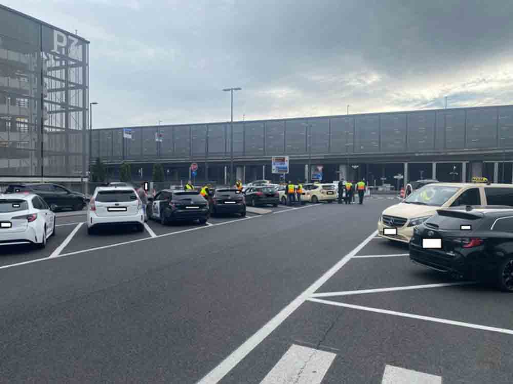 Hauptzollamt Potsdam, Zoll prüft Taxi und Mietwagenbranche, Unstimmigkeiten bei jeder 2. Prüfung Hauptzollamt Potsdam, Zoll prüft Taxi und Mietwagenbranche, Unstimmigkeiten bei jeder 2. Prüfung