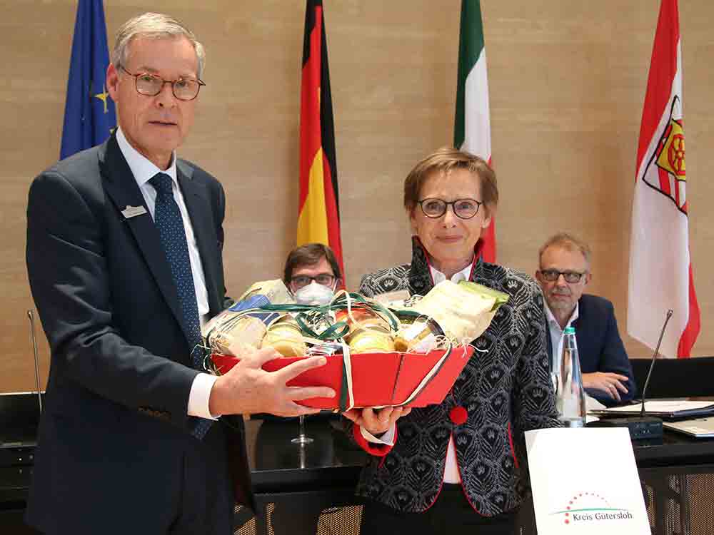 Kreis Gütersloh, Landrat Adenauer ehrt Helga Lange (»Grüne«), 35 Jahre Kreistagsmitglied, »eine fleißige Biene, die auch mal sticht«, Bienenpatenschaft Kreis Gütersloh, Landrat Adenauer ehrt Helga Lange (»Grüne«), 35 Jahre Kreistagsmitglied, »eine fleißige Biene, die auch mal sticht«, Bienenpatenschaft