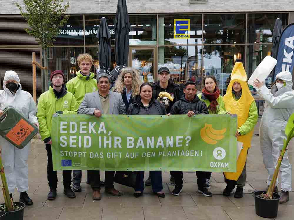 Oxfam, ecuadorianischer Gewerkschafter Jorge Acosta in Hamburg, Protestaktion vor EDEKA gegen Gift im Bananenanbau Oxfam, ecuadorianischer Gewerkschafter Jorge Acosta in Hamburg, Protestaktion vor EDEKA gegen Gift im Bananenanbau