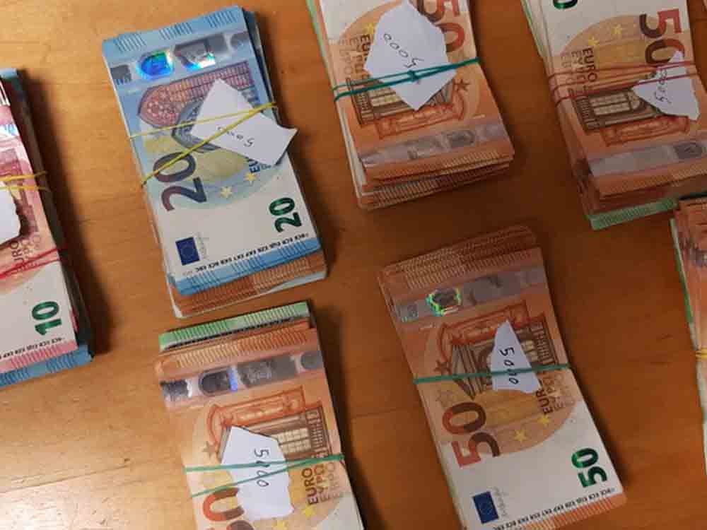 Hauptzollamt Bielefeld, Zoll stellt 38.000 Euro auf der A 44 nahe des Flughafens Padeborn Lippstadt sicher Hauptzollamt Bielefeld, Zoll stellt 38.000 Euro auf der A 44 nahe des Flughafens Padeborn Lippstadt sicher