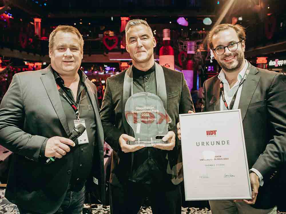 Discotheken Unternehmerpreis 2022 geht an Thomas Pieper, Inhaber der Clubs Coconut Beach, Conny Kramer, Fusion, Heaven und dem Docklands Festival in Münster Discotheken Unternehmerpreis 2022 geht an Thomas Pieper, Inhaber der Clubs Coconut Beach, Conny Kramer, Fusion, Heaven und dem Docklands Festival in Münster