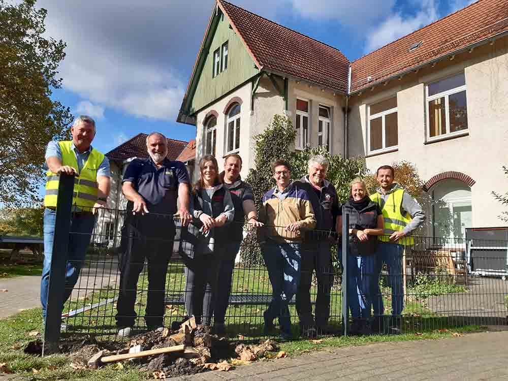 Gütersloh, Mithelfen Projekt für Kinder aus der Ukraine in Bethel, Gütersloher Firma spendet Zaun Gütersloh, Mithelfen Projekt für Kinder aus der Ukraine in Bethel, Gütersloher Firma spendet Zaun