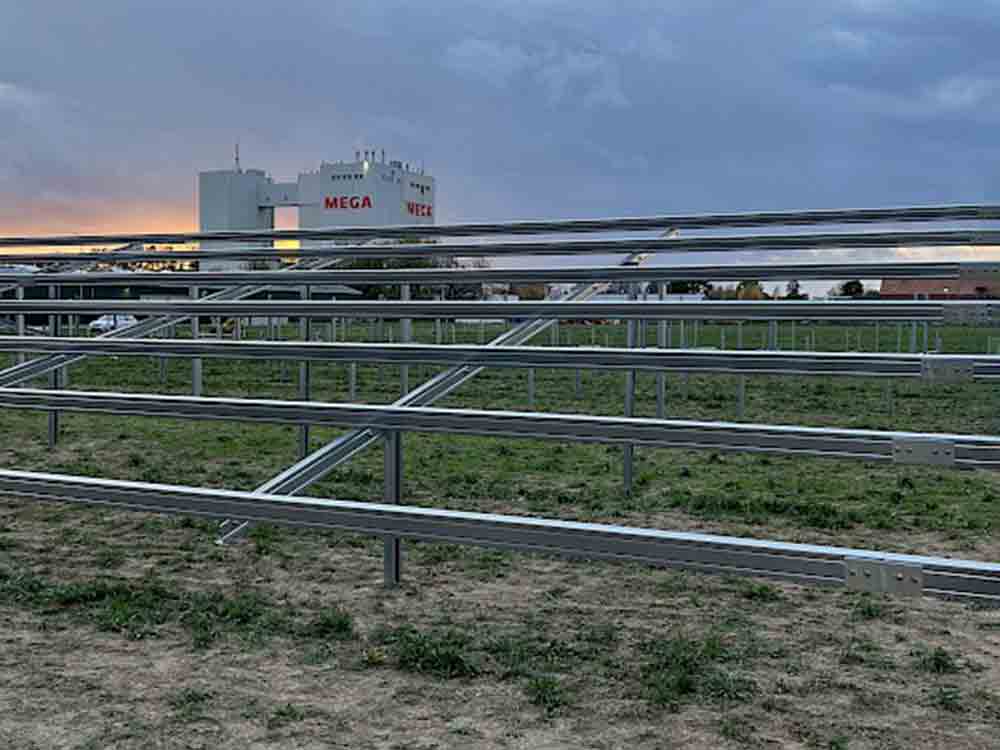 Solarpark vor dem PHW Hauptsitz in Rechterfeld Familienunternehmen investiert gezielt in erneuerbare Energien Solarpark vor dem PHW Hauptsitz in Rechterfeld Familienunternehmen investiert gezielt in erneuerbare Energien