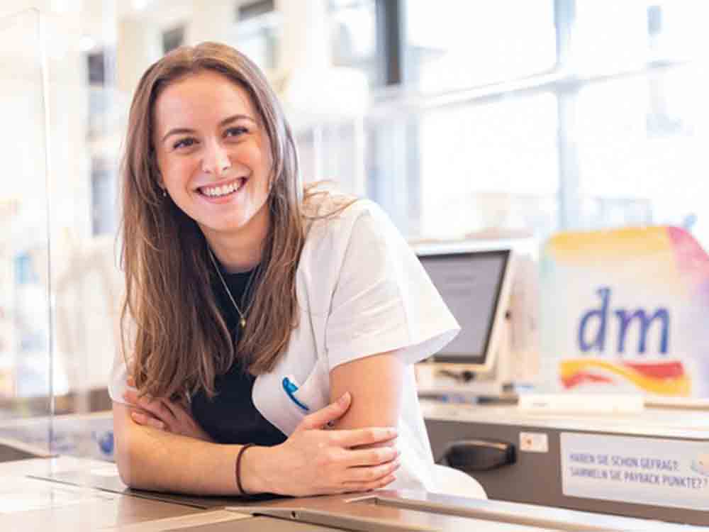 Deutliches Mengenwachstum bei DM führt zu fast 10 Milliarden Euro Umsatz allein in Deutschland Deutliches Mengenwachstum bei DM führt zu fast 10 Milliarden Euro Umsatz allein in Deutschland