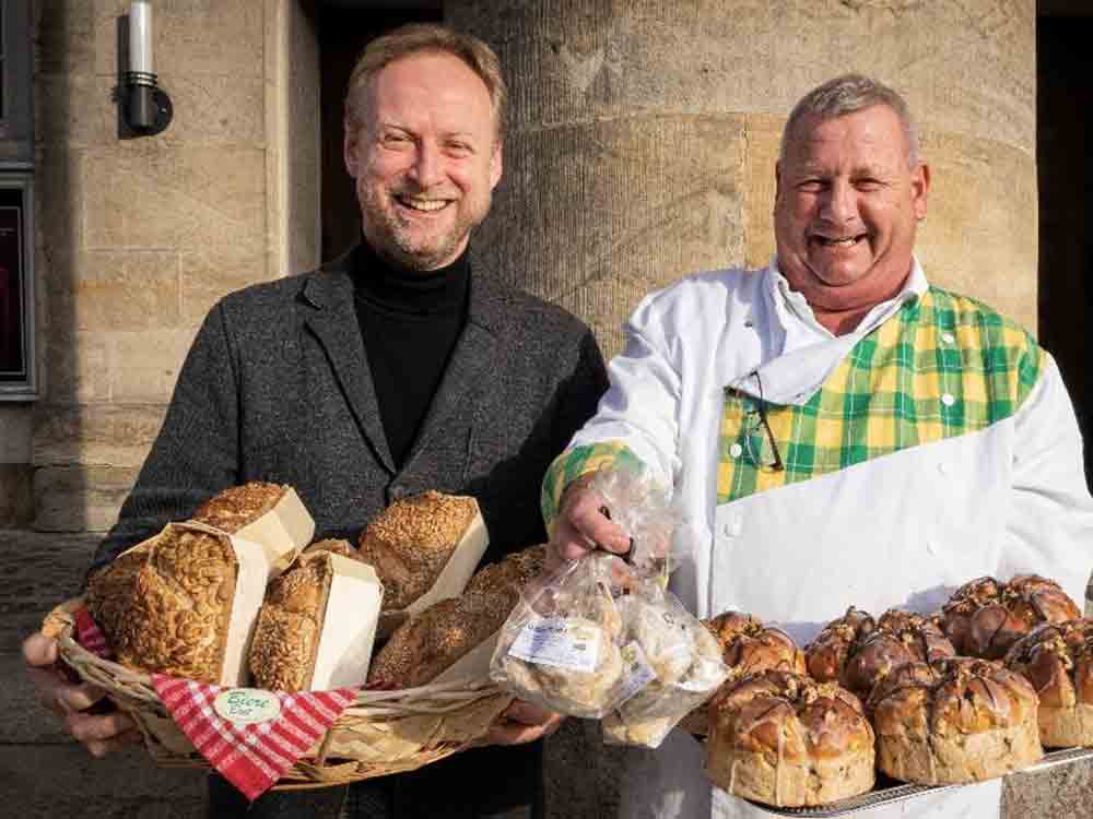 Landestheater Detmold »Theaterbrot«, »Schlosskonfekt« und »Lippische Krone« Theaterleitung und Vorstand der Theaterfreunde lösen Wetteinsatz ein, 3. Dezember 2022