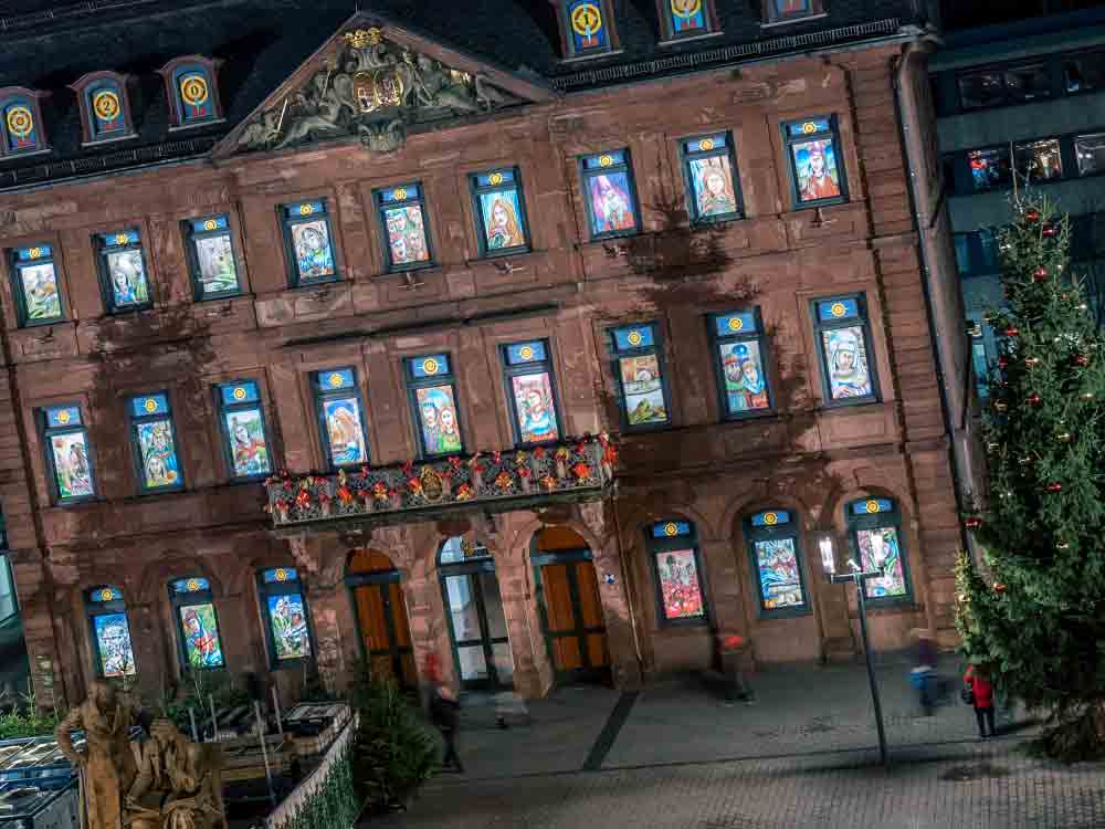 Hanauer Adventskalender erstrahlt wieder in neuem Glanz, Szenen aus den Märchen des kommenden Festspiel Jahres leuchten von der sanierten Rathausfassade Hanauer Adventskalender erstrahlt wieder in neuem Glanz, Szenen aus den Märchen des kommenden Festspiel Jahres leuchten von der sanierten Rathausfassade
