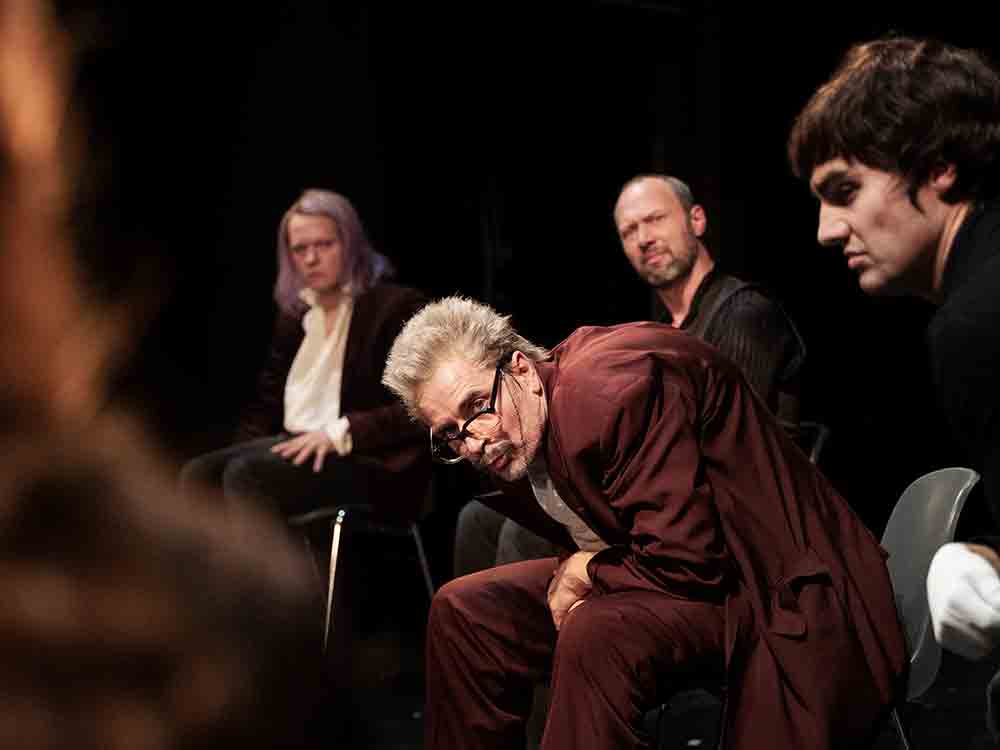 Der Geizige im Theater Gütersloh, komödiantische Schauspielkunst unter der Regie von Leander Haußmann, 26. und 27. November 2022 Der Geizige im Theater Gütersloh, komödiantische Schauspielkunst unter der Regie von Leander Haußmann, 26. und 27. November 2022