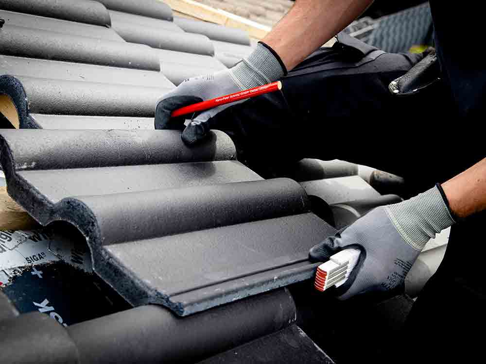 620 Beschäftigte in Dachdeckereien, IG BAU: »Jetzt Einkommens Check machen«, höhere Löhne auf dem Dach, Klima Handwerk macht sich für Azubis im Kreis Gütersloh attraktiver 620 Beschäftigte in Dachdeckereien, IG BAU: »Jetzt Einkommens Check machen«, höhere Löhne auf dem Dach, Klima Handwerk macht sich für Azubis im Kreis Gütersloh attraktiver