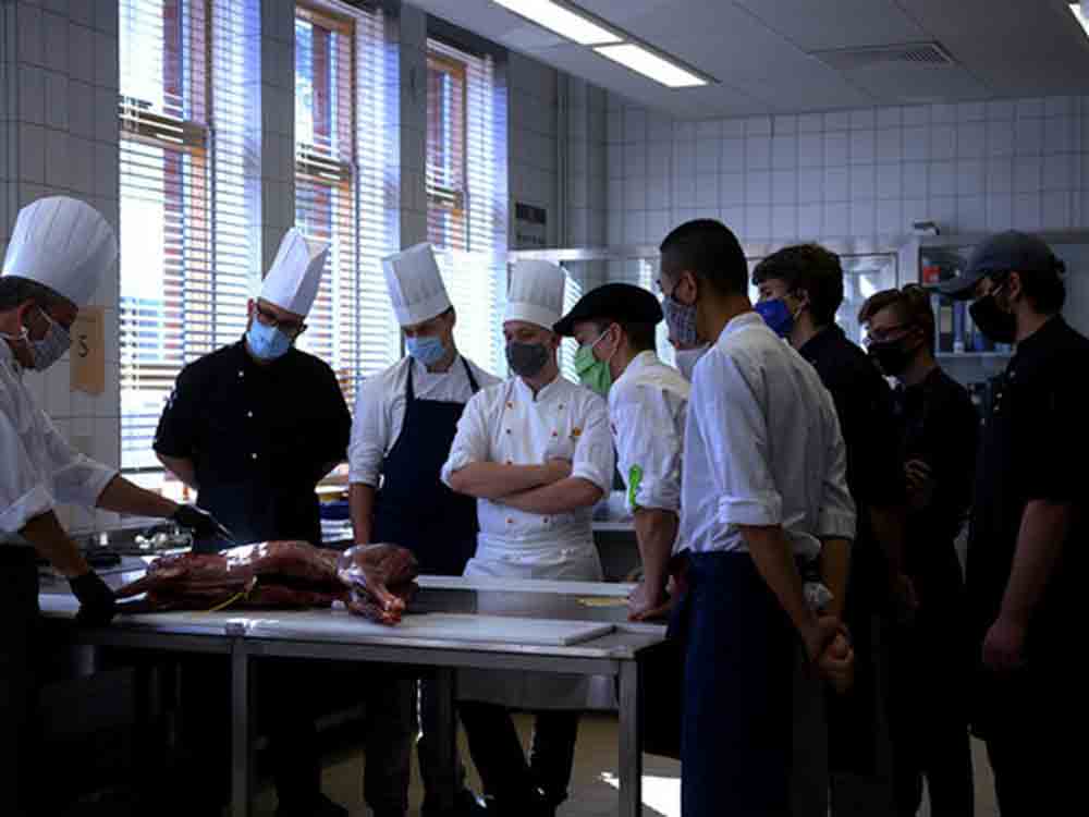 Wohin nach der Ausbildung? Das ZDF zeigt den Dokumentarfilm Zwischensaison, 12. Dezember 2022 Wohin nach der Ausbildung? Das ZDF zeigt den Dokumentarfilm Zwischensaison, 12. Dezember 2022